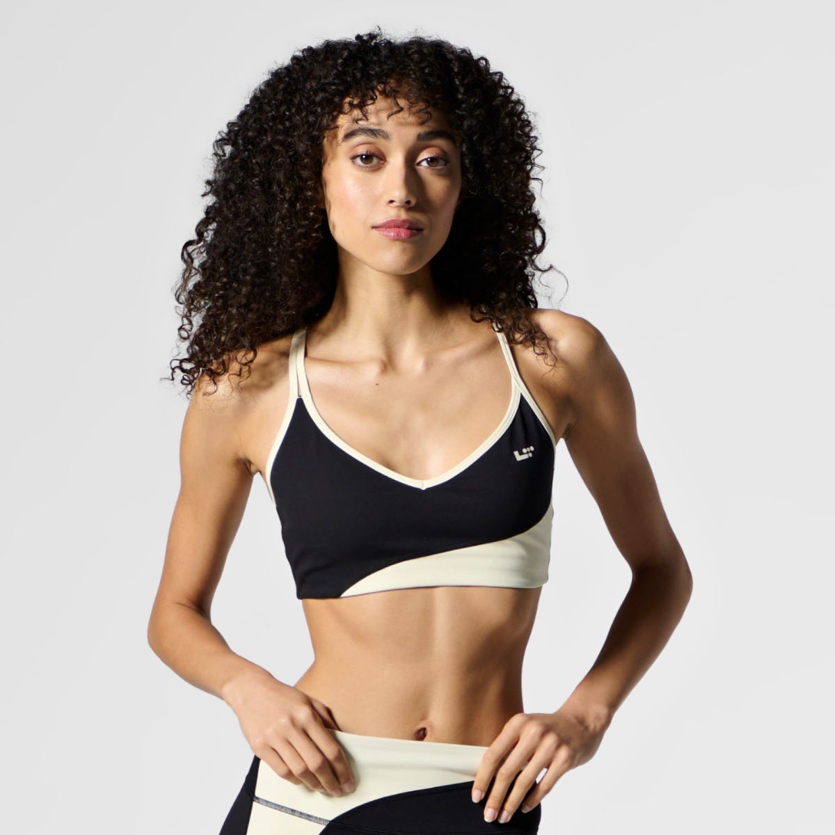 apin25888753-ecomm-2025-q4-leggings-sportsbra-black-cream-f-03-2-3x-1140x1140-1